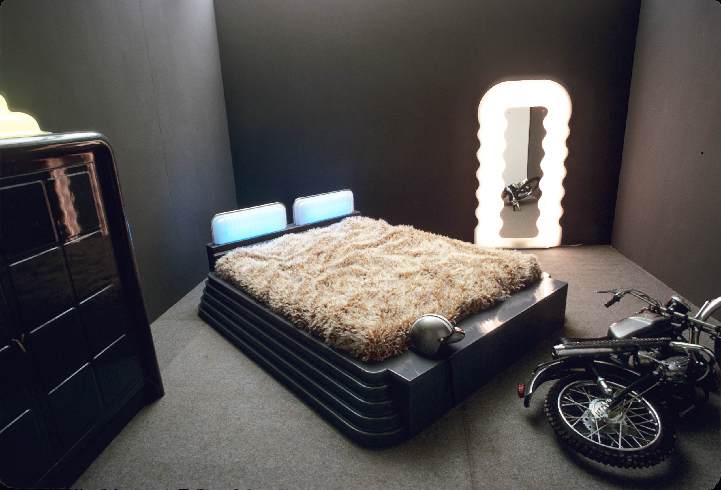 Ettore Sottsass, Mobili grigi, Elledue ded, Bicinque mardrobe, Ultrafragola mirror, Poltronova, 1970.